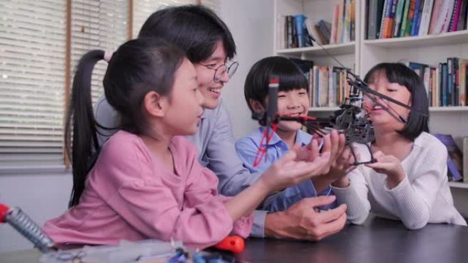 快乐的孩子为学校机器人俱乐部项目学习编程飞机机器人。孩子们爱好休闲生活方式机器人技术智能学习。教育主