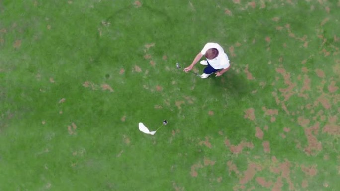 高尔夫球员得分并将球带出的俯视图