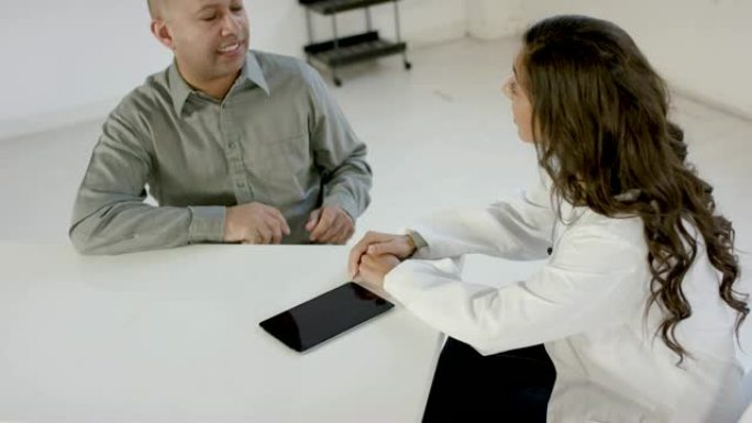 男性患者在咨询中寻求医疗专业人员的建议