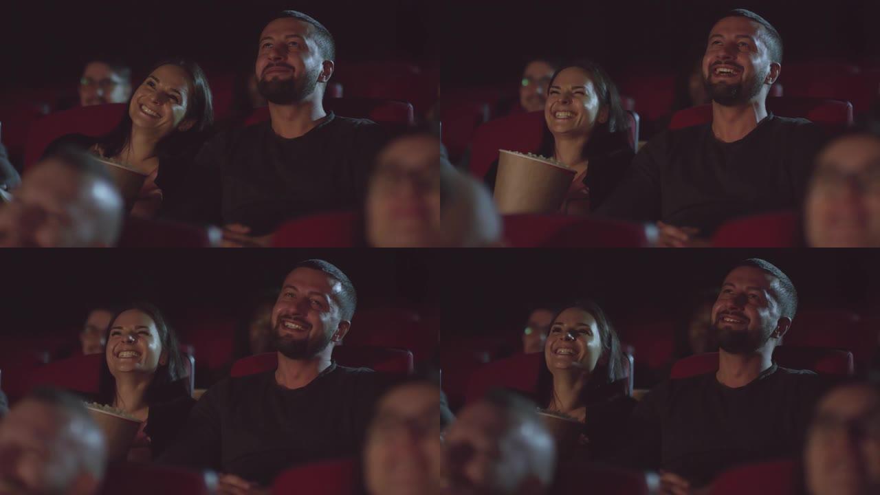 幸福的夫妇在电影院笑