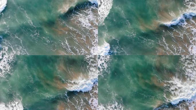 天堂海滩鸟瞰图自上而下拍摄，泡沫状的海浪在沙滩上滚滚而来