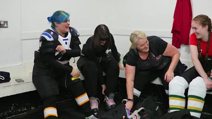 一群女子冰球运动员正在准备