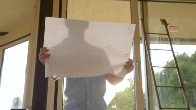 特写: 金色的阳光照耀着承包商的房屋计划