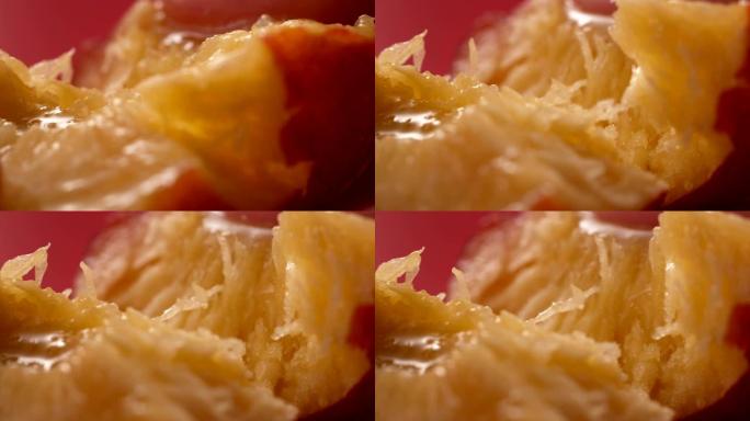 成熟多汁的桃子分成两半。极端特写
