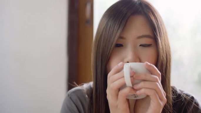 亚洲妇女早上喝咖啡