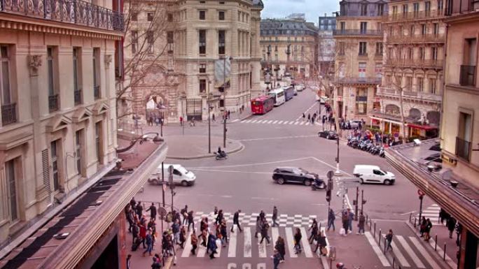 巴黎城市街道十字路口的鸟瞰图。人们走路。汽车。旧建筑。业务