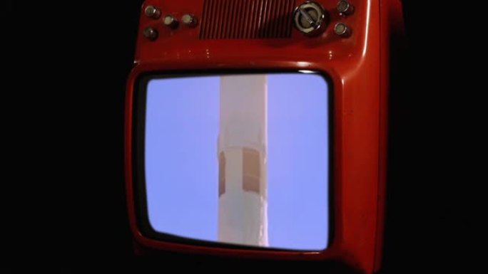 阿波罗11号土星五号火箭在红色复古电视上发射。公共领域的镜头。NASA提供的这段视频的元素。