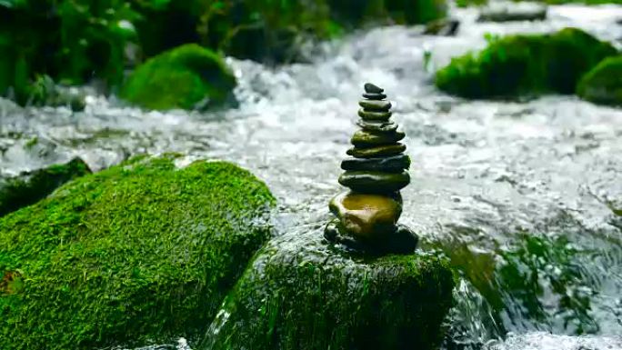 大自然中的平衡与和谐之石
