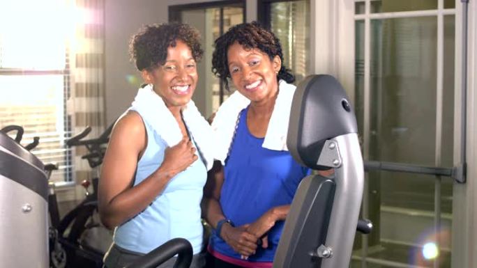运动后，在健身房的同卵双胞胎姐妹