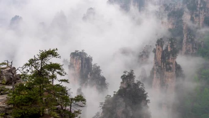 晨雾中的张家界国家森林公园 (又称阿凡达浮山)。时间流逝。4K, UHD