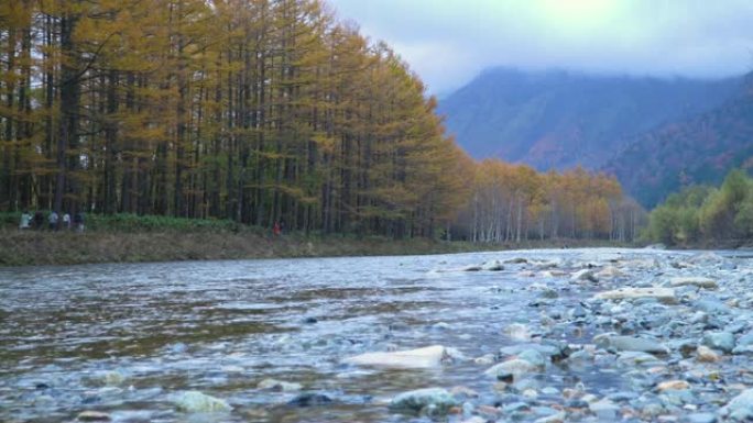 4k锁定: 日本长野秋季的Kamikochi。