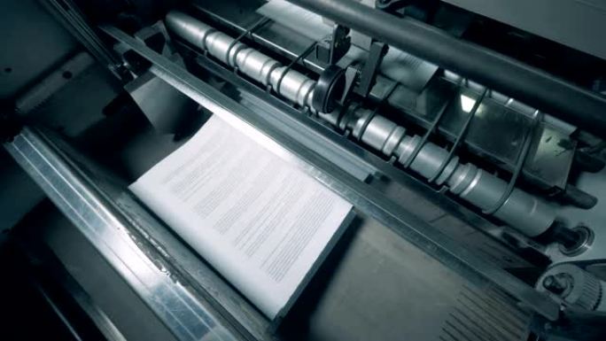 印刷办公机器堆叠白纸。