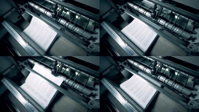 印刷办公机器堆叠白纸。