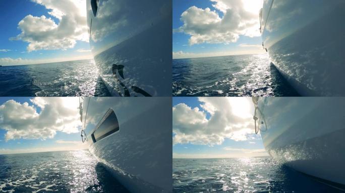 游艇板的侧视图，天空和海在其中反射