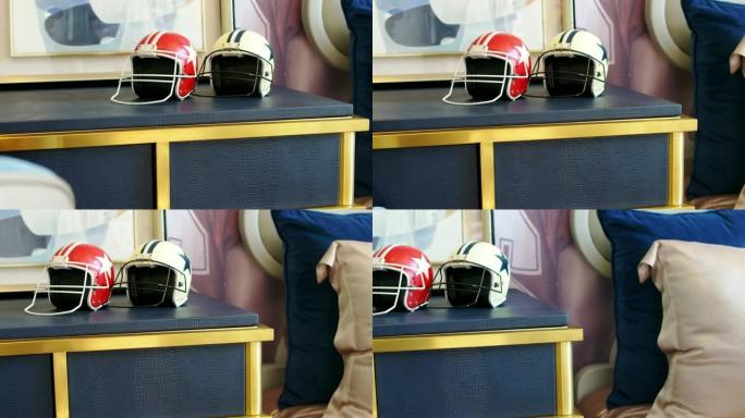桌上的足球头盔