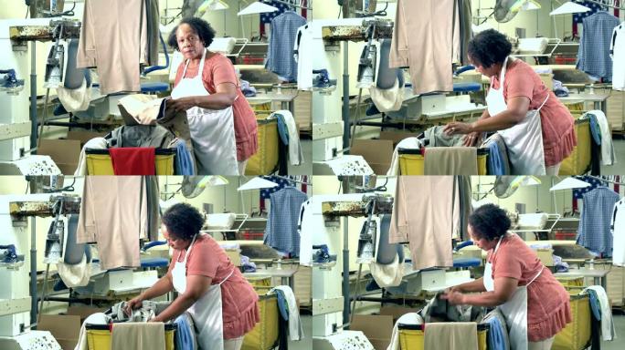 在干洗店工作的非裔美国高级妇女