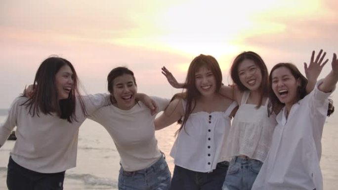 慢动作亚洲女性朋友在海滩上玩得开心