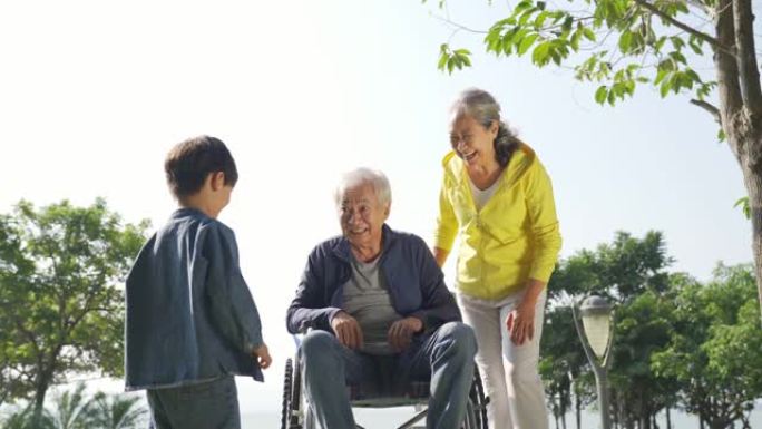 亚洲祖父母和孙子在户外玩得开心