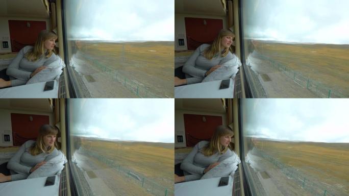 特写: 微笑的旅行者透过通宵火车的窗户看着平原
