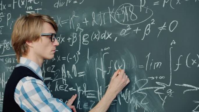 聪明的人在课堂上以数学为重点在黑板上写方程