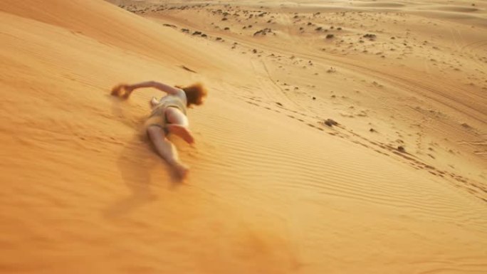 WS女人滚下沙丘