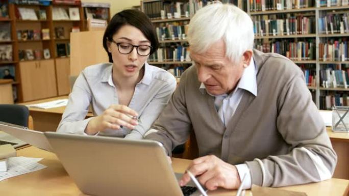 女人用笔记本电脑帮助养老金领取者