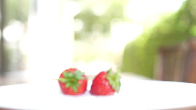 草莓掉到白盘和淡水中