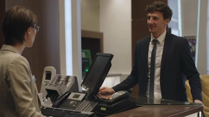 男子用智能手机支付酒店房间费用