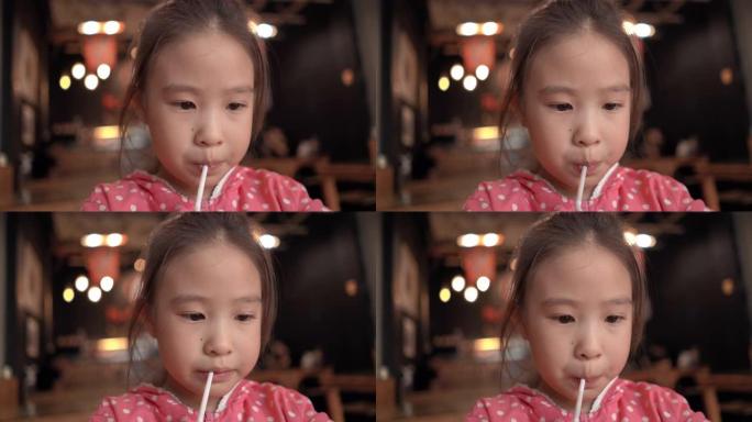 漂亮的小女孩在日本餐厅吃炸猪饭