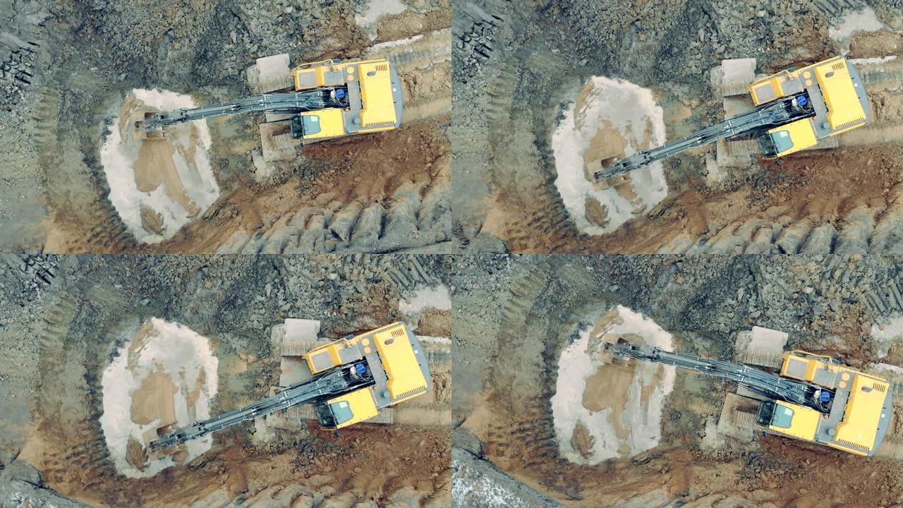 一辆建筑挖掘机在采石场移动沙子。
