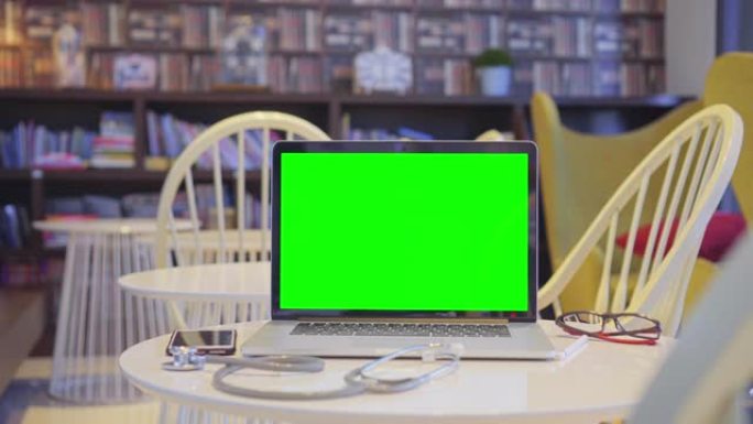 图书馆里绿屏电脑笔记本电脑的多莉镜头，没有人