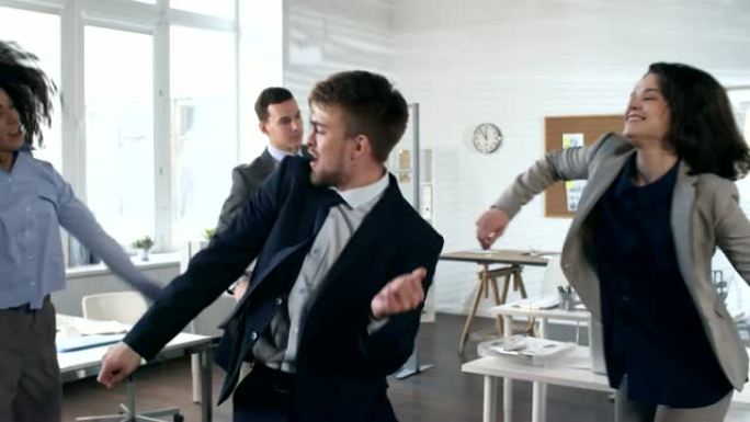 欣喜若狂的商界人士在办公室跳舞