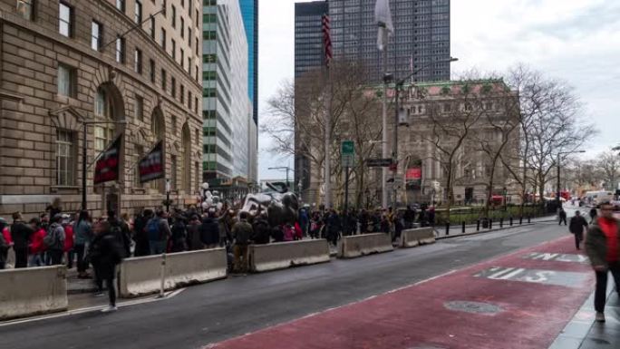 延时: 百老汇的游客拥挤在美国纽约收费公牛雕像周围