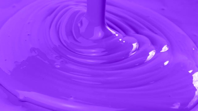 紫色油漆被倒出特写镜头
