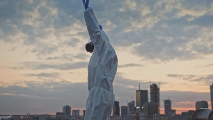 大流行幽默。穿着干净西装的男人在屋顶上玩得开心