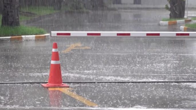 雨天有交通障碍和橙色圆锥和箭头方向