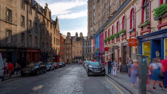 延时: 英国苏格兰爱丁堡老城维多利亚街皇家英里的游客行人拥挤