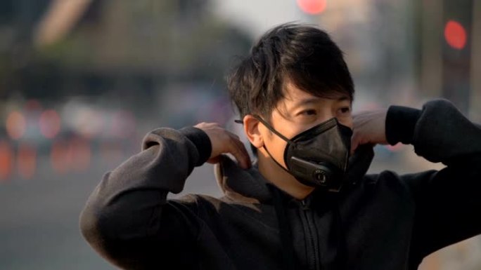 SLO MO Depress男子在交通中戴着污染面具
