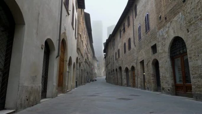 清晨走在圣吉米尼亚诺中世纪小镇的街道上。意大利托斯卡纳。