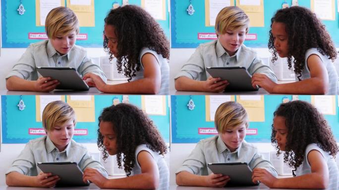 两名小学生在一堂课上使用平板电脑