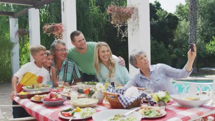 幸福的家庭在餐桌上一起吃饭