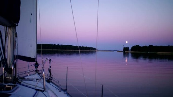 湖上浪漫的日落。从帆船上看
