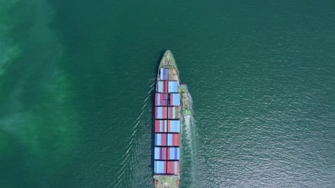 货船运载集装箱驶向港口。它是进出口经济的重要组成部分