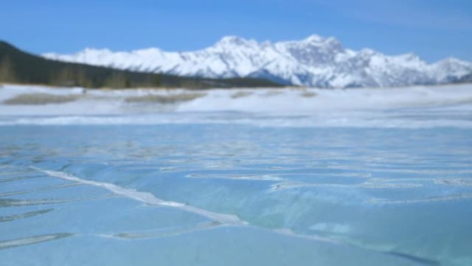 特写: 晴天，冰冻的亚伯拉罕湖光滑表面的详细视图。