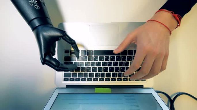 机器人机器人手臂键入笔记本电脑键盘。