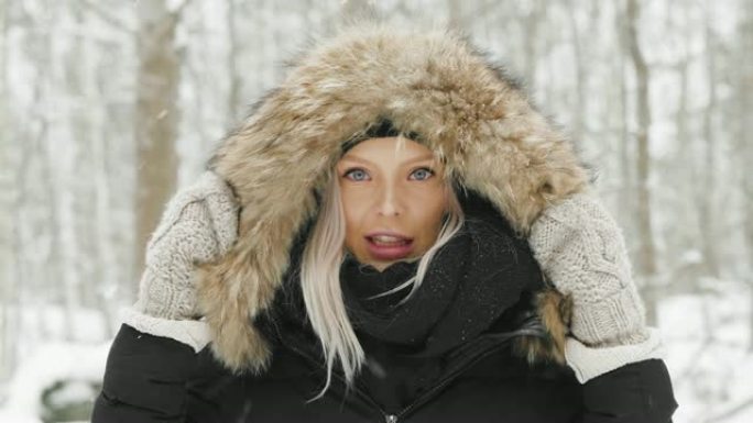 在下雪的冬天，穿着山羊大衣的美丽年轻女子