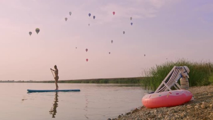 SLO MO女人在湖上划桨