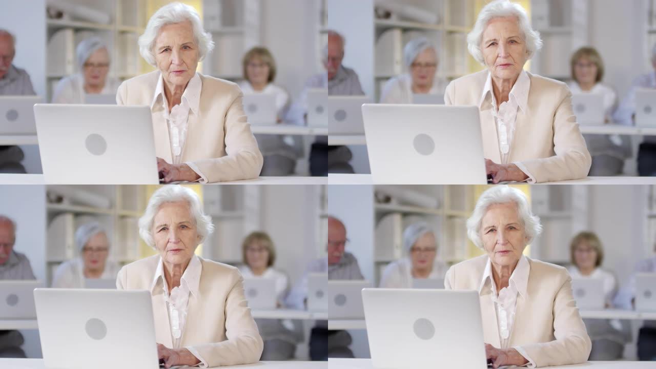计算机课上的老年妇女