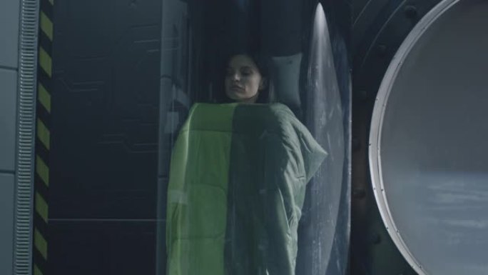 睡在玻璃吊舱里的女宇航员