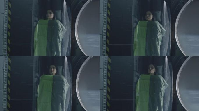 睡在玻璃吊舱里的女宇航员